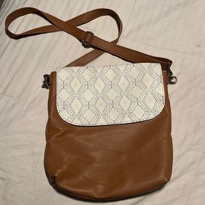 Thirty-one large zipper flap cross body